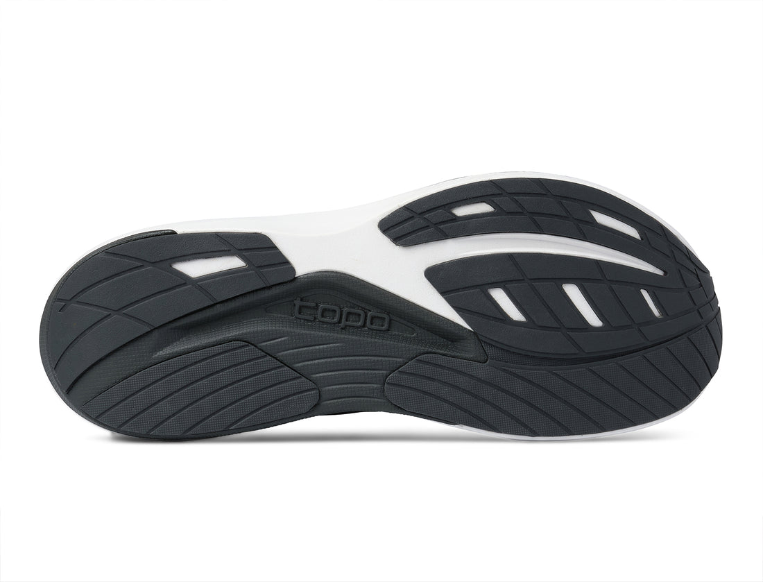 Topo Athletic Ultrafly 6 Black WHite – Herrenlaufschuh. Stabilität, Dämpfung und Dynamik in perfekter Balance