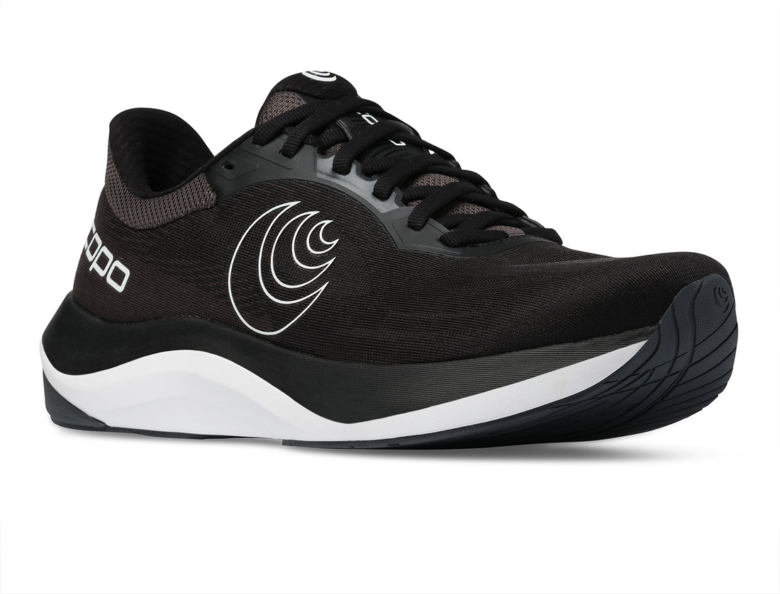 Topo Athletic Ultrafly 6 Black WHite – Herrenlaufschuh. Stabilität, Dämpfung und Dynamik in perfekter Balance
