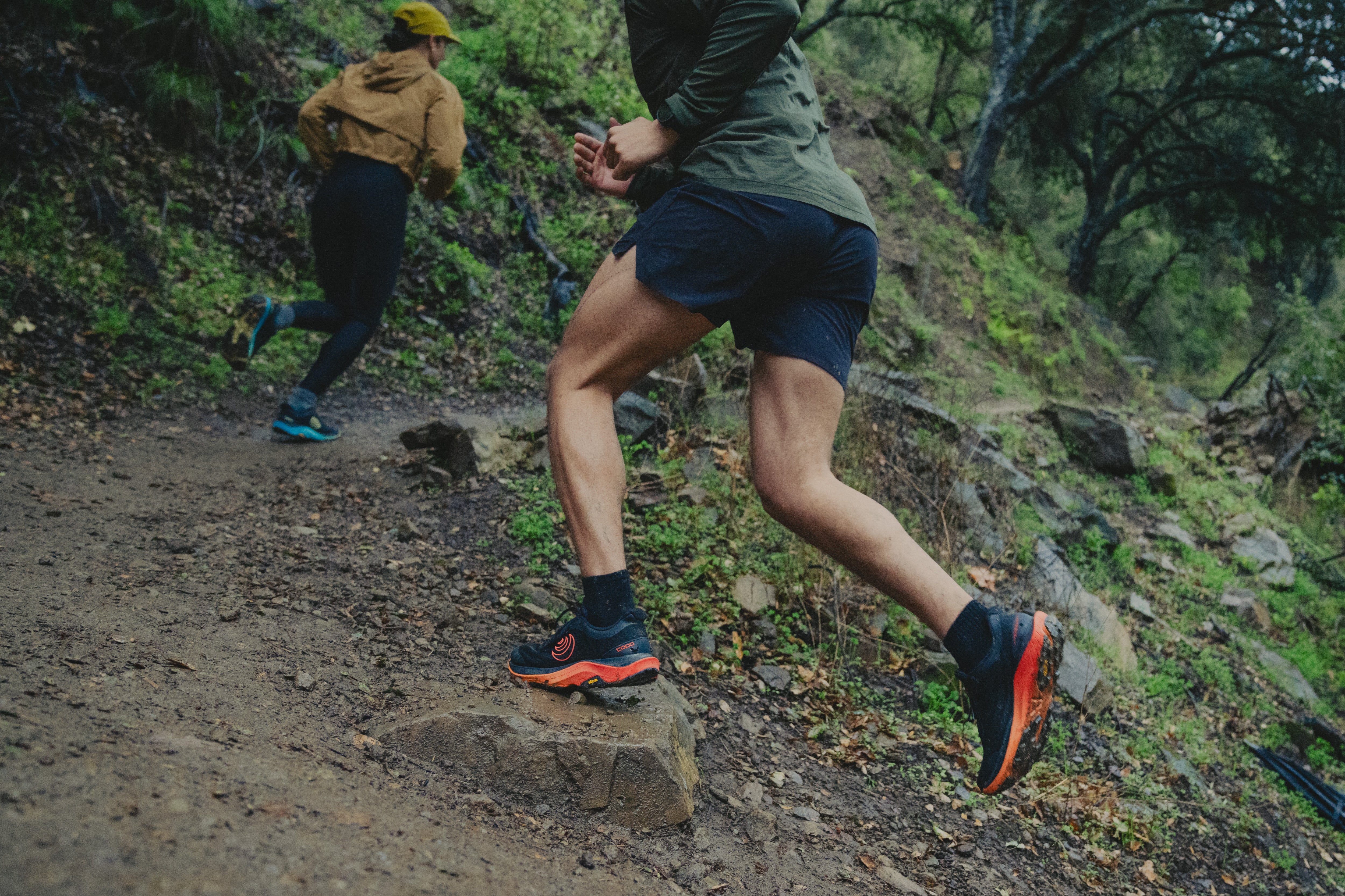 Ultraventure 4 Black Red - Herren Laufschuh für leichtes Gelände